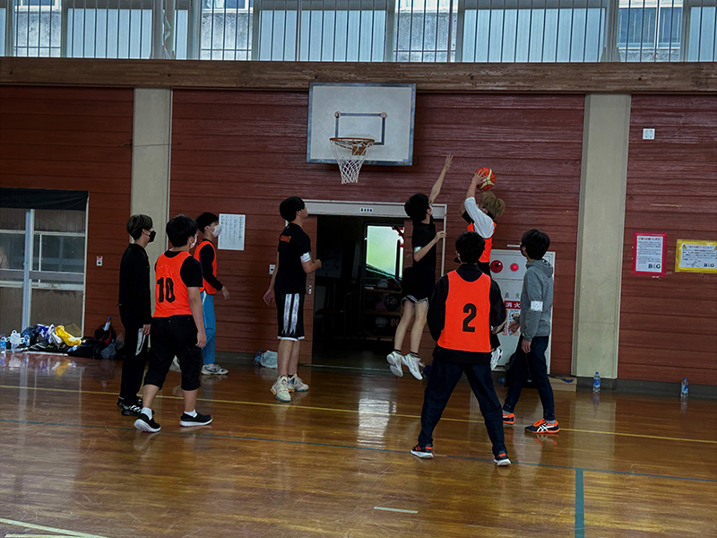 バスケットボールをする生徒達